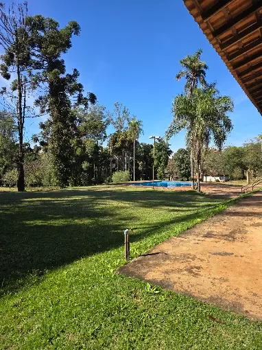 Gramado amplo, com a piscina ao fundo